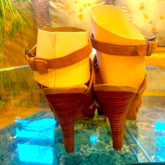 ✨ Vince Camuto✨ Tan Nubuck Peep Toe Strap Wedge Slingbacks - Picture 13 of 13